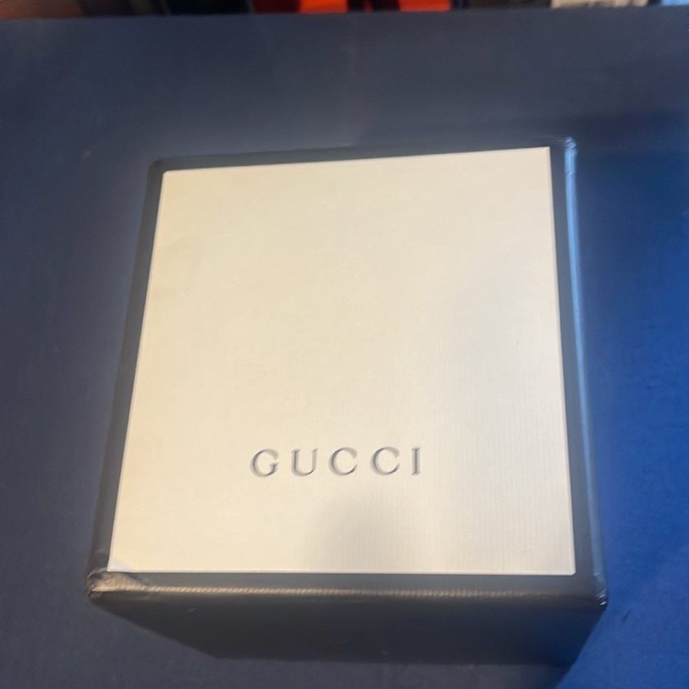 Gucci Gold G-Timeless Bees & Stars Leather Strap Watch - New Women - Picture 4 of 4